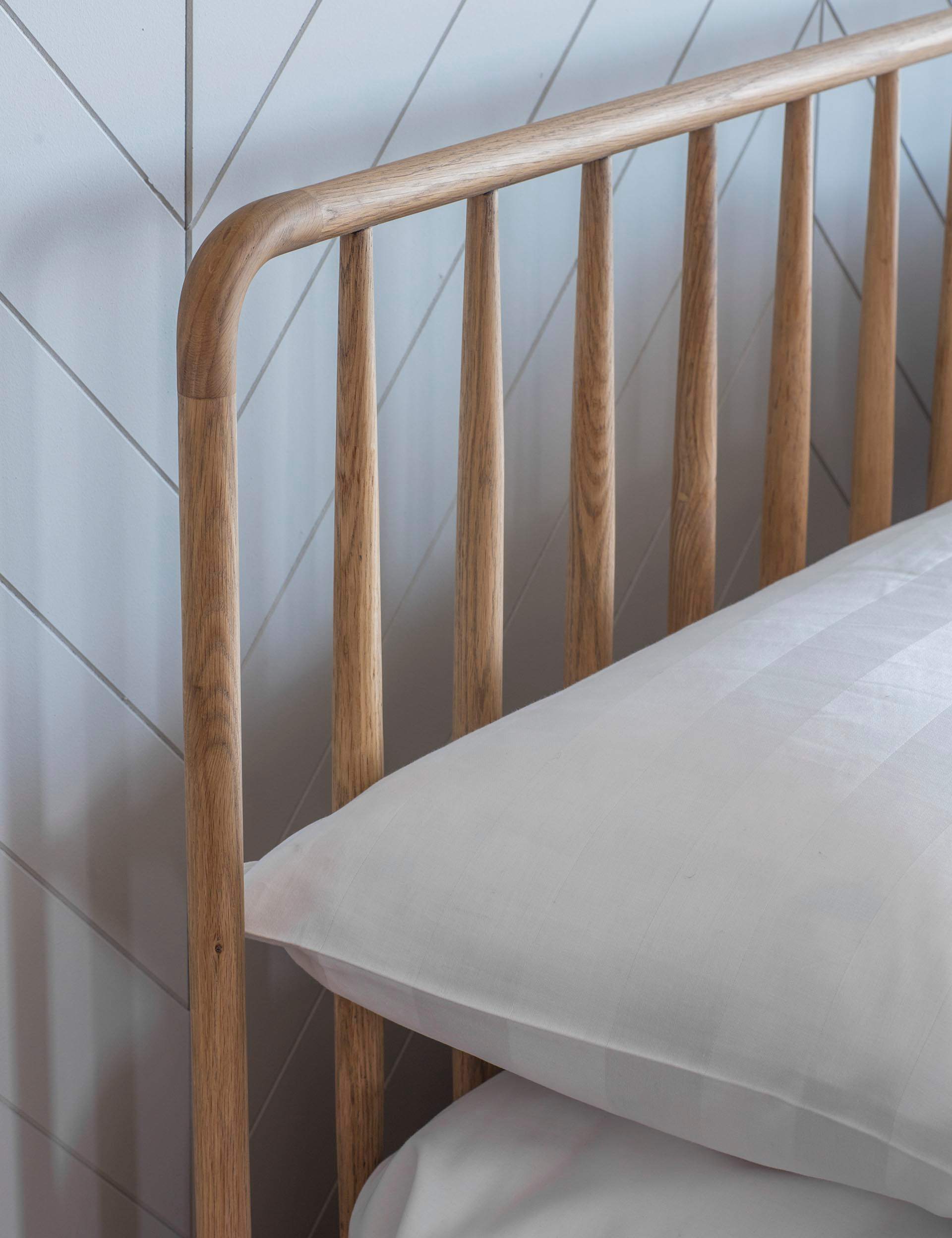 Wycombe 4'6" Spindle Bed - Image 3